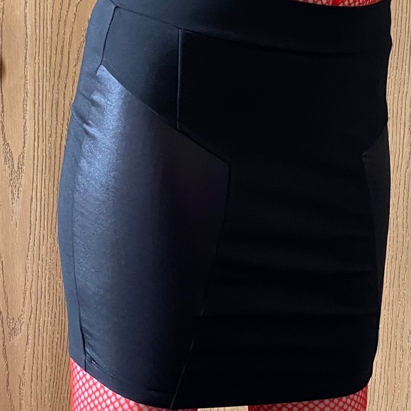 Black H&M mini skirt size 6 - Picture 2 of 7